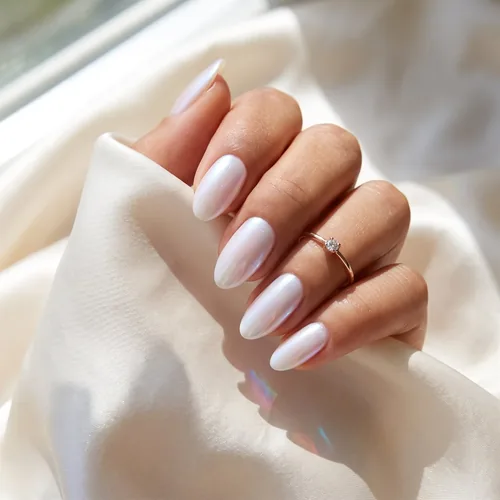 Inspiration pose simple blanc laiteux effet milky sur ongles ovales
